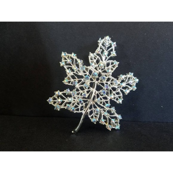 DODDS Rhinestone Maple Leaf Brooch - Picture 8 of 10